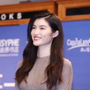 何穗的视频,优雅演绎时尚魅力